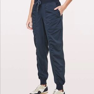 Lululemon Black Nylon Joggers Mid-Rise Size 8